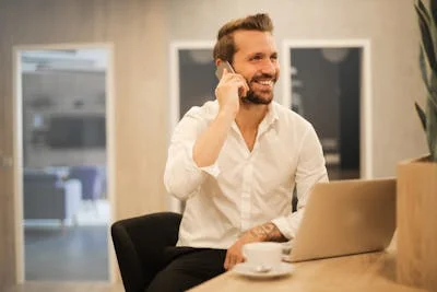 Konzentrierte Person bei der Arbeit